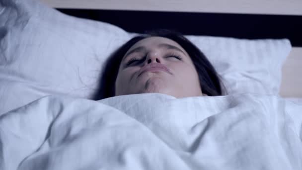 La fille ronfle. Nez bouché, apnée, courbure du septum nasal, concept de fatigue. Jeune jolie femme caucasienne dort la nuit sur le dos au lit avec la bouche ouverte. Gros plan — Video