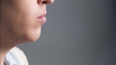 Kız öksürüyor ve ağzını peçeteyle örtüyor. Soğuk algınlığı, grip, gırtlak iltihabı, tüberküloz, astım, bronşit, alerji, zatürree, APF inhibitörleri, nazofaringeal sızıntı kavramları. Yan görüş. Yakın plan.