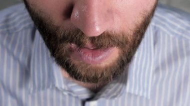 Adam öksürüyor ve ağzını peçeteyle örtüyor. Soğuk algınlığı, grip, gırtlak iltihabı, tüberküloz, astım, bronşit, alerji, zatürree, APF inhibitörleri, nazofaringeal sızıntı kavramları. Üst Manzara. Yakın plan.