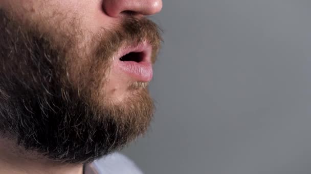 Чоловік кашляє і покриває рот серветкою. Застуда, грип, ларингіт, туберкульоз, астма, бронхіт, алергія, пневмонія, інгібітори АПФ, концепції витоку носоглотки. Вид збоку. Крупним планом — стокове відео