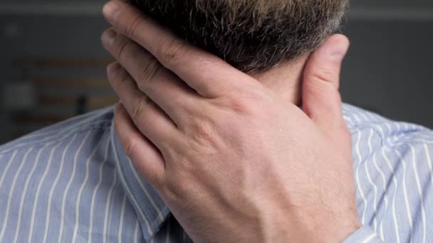 O homem toca-lhe na garganta a mão e engole-a. Dor de garganta, amigdalite, laringite, faringite, infecção por enterovírus, mononucleose, infecção por adenovírus, conceitos de alergia. Vista frontal. Close-up — Vídeo de Stock