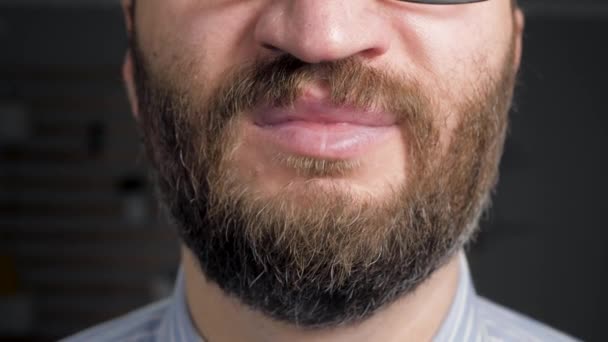 De man veegt haar neus af met een papieren handdoek. Loopneus, verkoudheid, griep, allergieën, stof, kattenhaar, rhinitis, hypothermie, droge lucht concepten. Vooraanzicht. Close-up — Stockvideo