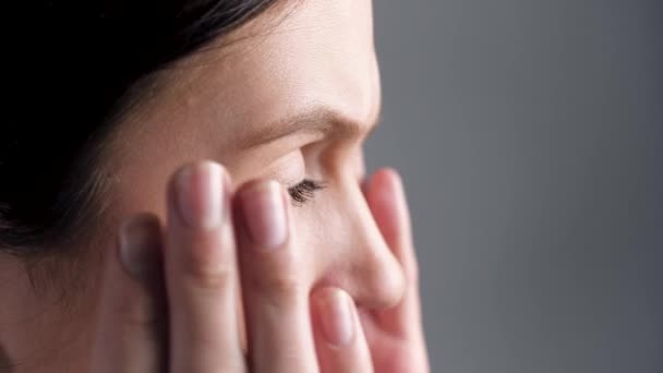 Mal de tête. Femme touche sa tête avec les mains fermant les yeux. Migraine, tension artérielle, stress, fatigue oculaire. Vue latérale. Gros plan — Video