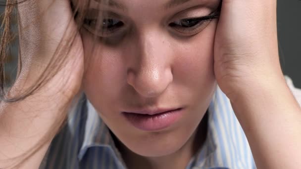 Hoofdpijn. Verontrustende vrouw houdt haar hoofd in haar handen en kijkt naar beneden. Migraine, bloeddruk, stress, intracraniale druk, oog vermoeidheid concepten. Vooraanzicht. Close-up — Stockvideo