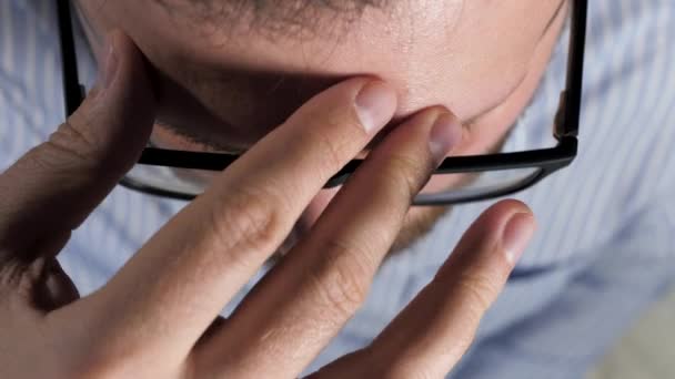 Headache. Man touches his head with hands closing eyes. Migraine, blood pressure, stress, intracranial pressure, eye fatigue concepts. Top view. Close-up — Stock Footage Headache. Man touches his head with hands closing eyes. Migraine, blood pressure, stress, intracranial pressure, eye fatigue concepts. Top view. Close-up Stock Footage