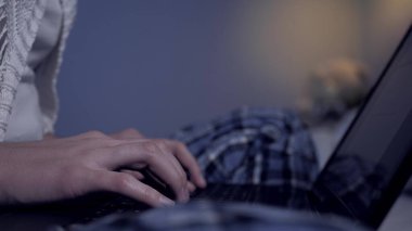 Dişi eller geceleri dizüstü bilgisayarda klavye kullanıyor. Öğrenci, hacker, serbest çalışan, sınav, sosyal ağ iletişim konsepti. Yakın plan.
