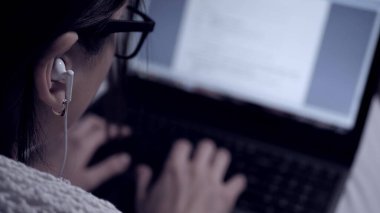 Omzunun arkasından bilgisayarın klavyesine bir şey yazan kadın ellerinin bulanık görüntüsü. Hacker, öğrenci, serbest çalışan, iletişim, sosyal ağ konsepti. Yakın plan.