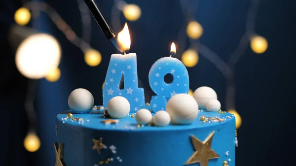誕生日ケーキ番号49星の空と月の概念は 青いろうそくの光によって火災です 画面右側のコピースペース クローズアップビュー — ストック写真