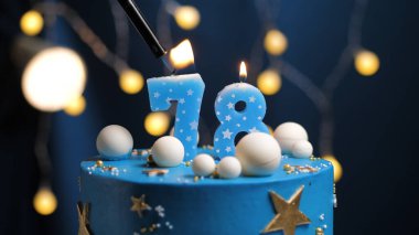 78 numaralı doğum günü pastası gökyüzü ve ay konsepti, mavi mum çakmak ateşidir. Ekranın sağ tarafında kopyalanmış boşluk. Yakın çekim görünümü