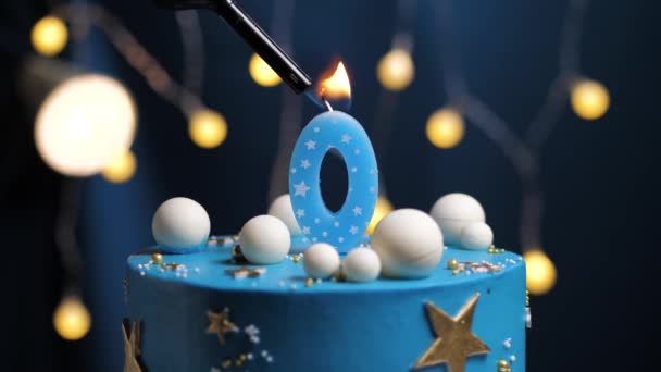 Urodzinowy tort numer 0 gwiazdy niebo i księżyc koncepcja, niebieska świeca jest ogień przez zapalniczkę, a następnie zdmuchnie. W razie potrzeby skopiuj miejsce po prawej stronie ekranu. Zbliżenie i spowolnienie ruchu — Wideo stockowe