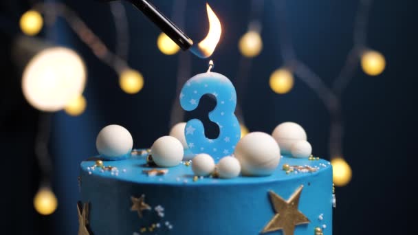 Torta di compleanno numero 3 stelle cielo e luna concetto, candela blu è il fuoco da accendino e poi si spegne. Copia lo spazio sul lato destro dello schermo se necessario. Primo piano e rallentatore — Video Stock