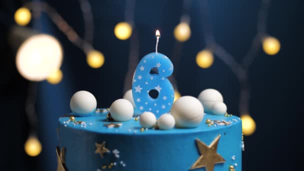 Pastel de cumpleaños número 6 estrellas cielo y concepto de la luna, vela azul es fuego por encendedor y luego sopla. Copie el espacio en el lado derecho de la pantalla si es necesario. Primer plano y cámara lenta — Vídeos de Stock