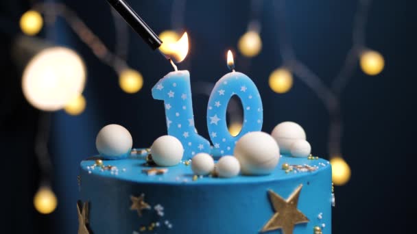 Urodzinowy tort numer 10 gwiazdy niebo i księżyc koncepcja, niebieska świeca jest ogień przez zapalniczkę, a następnie zdmuchnie. W razie potrzeby skopiuj miejsce po prawej stronie ekranu. Zbliżenie i spowolnienie ruchu — Wideo stockowe