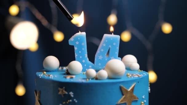 Bolo de aniversário número 14 estrelas céu e lua conceito, vela azul é fogo por isqueiro e depois sopra para fora. Copie o espaço no lado direito da tela, se necessário. Close-up e câmera lenta — Vídeo de Stock