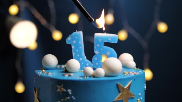 生日蛋糕十五星的天空和月亮的概念，蓝色的蜡烛是火由打火机，然后吹灭。如果需要,复制屏幕右侧的空间.特写和慢动作 — 图库视频影像