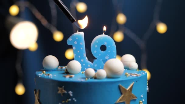 Torta di compleanno numero 19 stelle cielo e luna concetto, candela blu è fuoco da accendino e poi si spegne. Copia lo spazio sul lato destro dello schermo se necessario. Primo piano e rallentatore — Video Stock