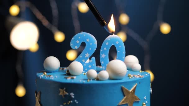 生日蛋糕20星的天空和月亮的概念，蓝色的蜡烛是火由打火机，然后吹灭。如果需要,复制屏幕右侧的空间.特写和慢动作 — 图库视频影像