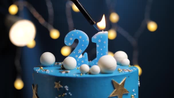 Narozeninový dort číslo 21 hvězdy nebe a měsíc koncept, modrá svíčka je oheň zapalovač a pak sfoukne. V případě potřeby zkopírujte mezeru na pravé straně obrazovky. Detailní záběr a zpomalení — Stock video