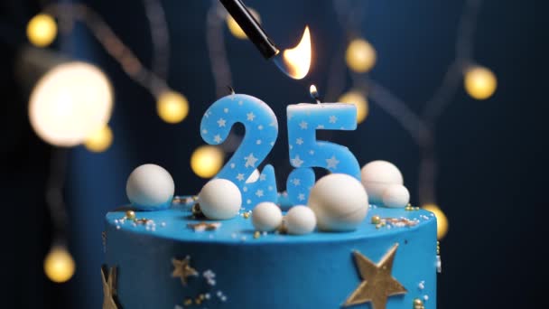 Gâteau d'anniversaire numéro 25 étoiles ciel et concept de lune, bougie bleue est le feu par briquet, puis souffle. Copiez l'espace sur le côté droit de l'écran si nécessaire. Gros plan et ralenti — Video