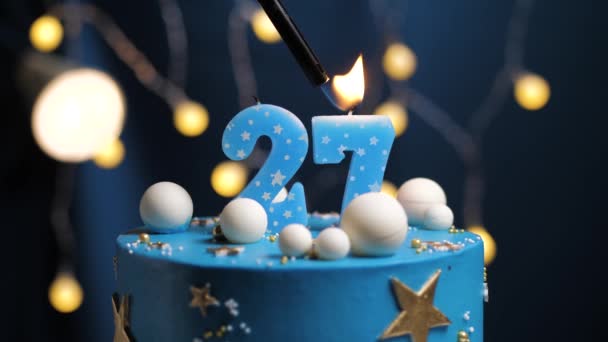 Urodzinowy tort numer 27 gwiazdy niebo i księżyc koncepcja, niebieska świeca jest ogień przez zapalniczkę, a następnie zdmuchnie. W razie potrzeby skopiuj miejsce po prawej stronie ekranu. Zbliżenie i spowolnienie ruchu — Wideo stockowe
