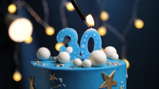 Torta di compleanno numero 30 stelle cielo e luna concetto, candela blu è fuoco da accendino e poi si spegne. Copia lo spazio sul lato destro dello schermo se necessario. Primo piano e rallentatore — Video Stock