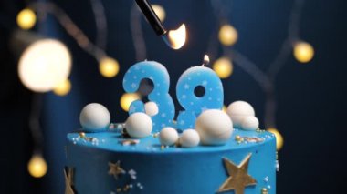 39 numaralı doğum günü pastası gökyüzü ve ay konsepti, mavi mum çakmak ateşidir ve sonra söner. Gerekirse ekranın sağ tarafına boşluk kopyala. Yakın çekim ve yavaş çekim