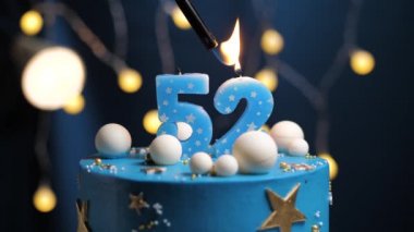 52 numaralı doğum günü pastası gökyüzü ve ay konsepti, mavi mum çakmak ateşidir ve sonra söner. Gerekirse ekranın sağ tarafına boşluk kopyala. Yakın çekim ve yavaş çekim