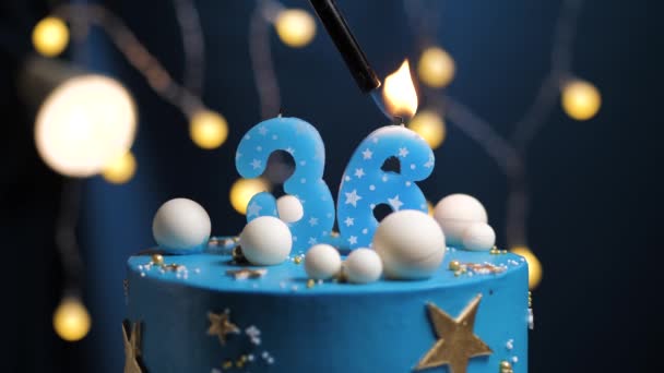 Gâteau d'anniversaire numéro 36 étoiles ciel et concept de lune, bougie bleue est le feu par briquet, puis souffle. Copiez l'espace sur le côté droit de l'écran si nécessaire. Gros plan et ralenti — Video