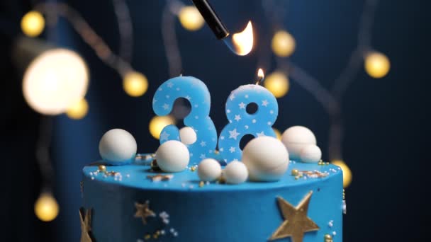 生日蛋糕号38星的天空和月亮的概念，蓝色的蜡烛是火由打火机，然后吹灭。如果需要,复制屏幕右侧的空间.特写和慢动作 — 图库视频影像