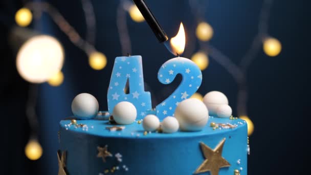 Torta di compleanno numero 42 stelle cielo e luna concetto, candela blu è fuoco da accendino e poi si spegne. Copia lo spazio sul lato destro dello schermo se necessario. Primo piano e rallentatore — Video Stock