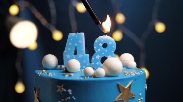 Urodzinowy tort numer 48 gwiazdy niebo i księżyc koncepcja, niebieska świeca jest ogień przez zapalniczkę, a następnie zdmuchnie. W razie potrzeby skopiuj miejsce po prawej stronie ekranu. Zbliżenie i spowolnienie ruchu — Wideo stockowe