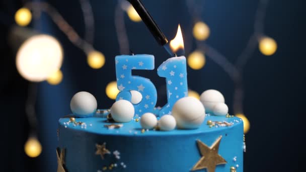 День рождения торт номер 51 звезды небо и луна концепции, голубая свеча огонь зажигалки, а затем задувает. Копировать пространство в правой части экрана, если требуется. Крупный план и замедленная съемка — стоковое видео