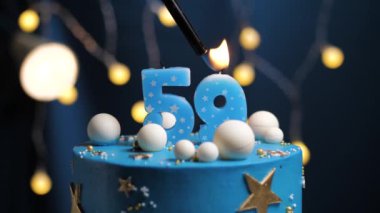 59 numaralı doğum günü pastası gökyüzü ve ay konsepti, mavi mum çakmak ateşidir ve sonra söner. Gerekirse ekranın sağ tarafına boşluk kopyala. Yakın çekim ve yavaş çekim