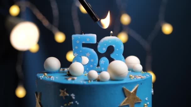 Torta di compleanno numero 53 stelle cielo e luna concetto, candela blu è il fuoco da accendino e poi si spegne. Copia lo spazio sul lato destro dello schermo se necessario. Primo piano e rallentatore — Video Stock