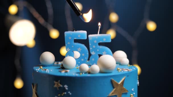 День народження торт номер 55 зірок концепція неба і Місяця, блакитна свічка вогонь світліше, а потім вибухає. Якщо потрібно, скопіювати простір на правій стороні екрана. Крупним планом і повільний рух — стокове відео