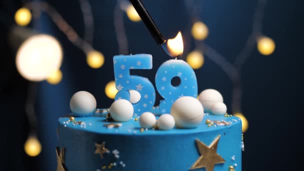 Gâteau d'anniversaire numéro 59 étoiles ciel et concept de lune, bougie bleue est le feu par briquet, puis souffle. Copiez l'espace sur le côté droit de l'écran si nécessaire. Gros plan et ralenti — Video