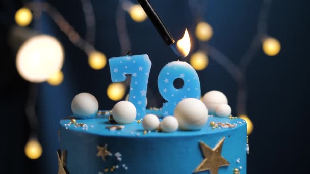 Torta de cumpleaños número 79 estrellas cielo y concepto de la luna, vela azul es fuego por encendedor y luego sopla. Copie el espacio en el lado derecho de la pantalla si es necesario. Primer plano y cámara lenta — Vídeos de Stock