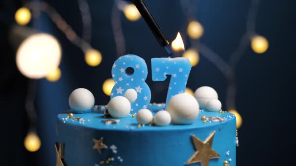 87 numaralı doğum günü pastası gökyüzü ve ay konsepti, mavi mum çakmak ateşidir ve sonra söner. Gerekirse ekranın sağ tarafına boşluk kopyala. Yakın çekim ve yavaş çekim — Stok video