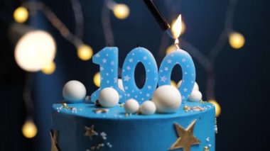 100 numaralı doğum günü pastası gökyüzü ve ay konsepti, mavi mum çakmak ateşidir ve sonra söner. Gerekirse ekranın sağ tarafına boşluk kopyala. Yakın çekim ve yavaş çekim