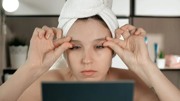 Masaż Twarzy Atrakcyjna Dziewczyna Łazience Ręcznikiem Lustrem Masuje Sobie Oczy — Zdjęcie stockowe