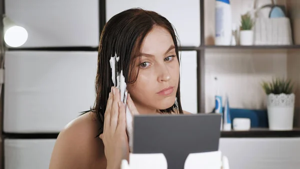 Girl Puts Foam Wet Hair Young Attractive Woman Bathroom Looks — Stock Photo, Image