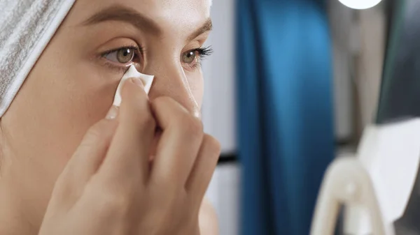 Chica Está Aplicando Corrector Mujer Joven Atractiva Baño Mira Espejo — Foto de Stock