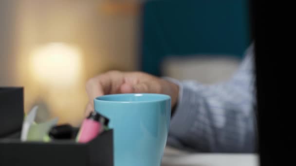 Mano prende caffè o tazza di tè dalla scrivania — Video Stock