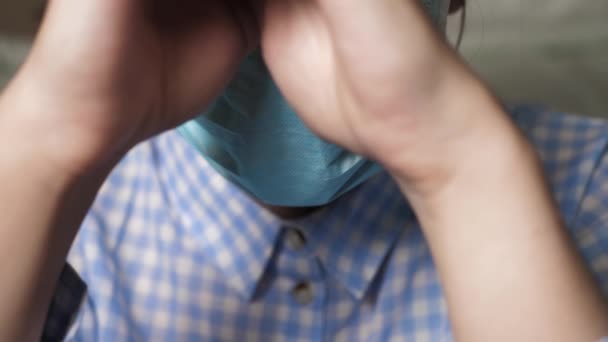 수술용 마스크를 소녀는 카메라를 유행성 전염병 코로나 바이러스 Covid 컨셉트 — 비디오