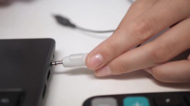 Kadın eli, kulaklık ve mikrofondan dizüstü bilgisayara bağlanmayı da içeriyor. Yakın çekim ve yavaş çekim