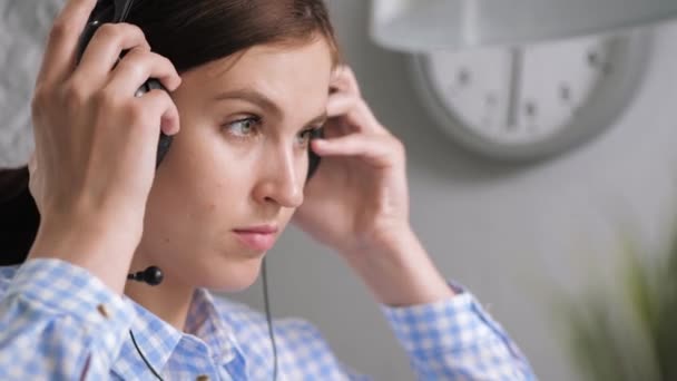 Chica Pone Auriculares Retrato Mujer Joven Lugar Trabajo Oficina Apartamento — Vídeo de stock