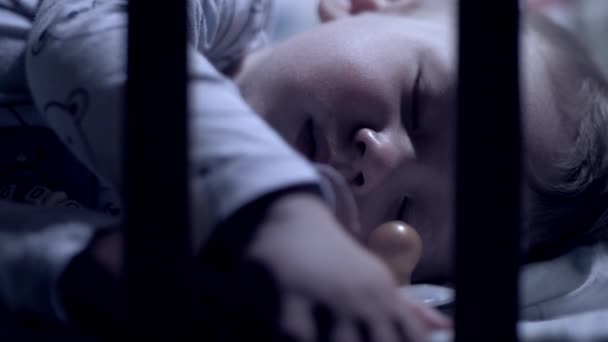 婴儿晚上睡觉在床上 夜灯照亮房间的孩子和婴儿床 — 图库视频影像