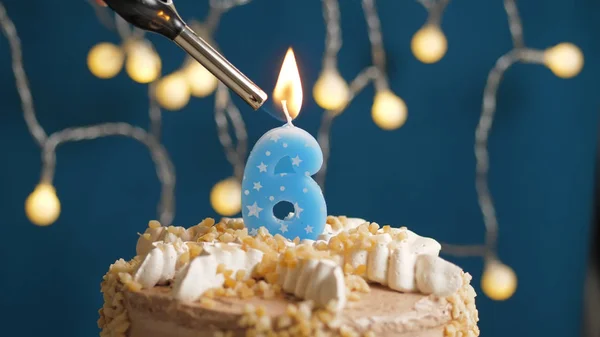 Gateau D Anniversaire Avec Bougie A 2 Chiffres Sur Fond Bleu Mis Le Feu Par Briquet Gros Plan Plus Leger Gris Stock Photo