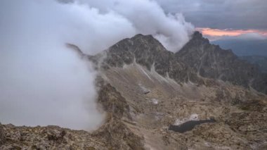 Bulutlar günbatımından sonra dağları kaplar 4k Zaman Hızı