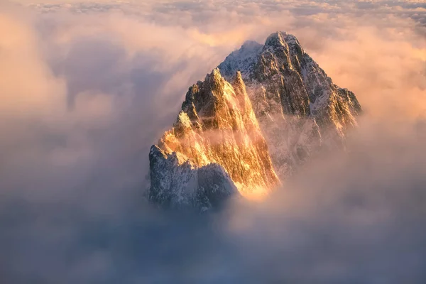 Topo Montanha Corre Para Fora Nuvem Inversa Iluminado Pelo Sol — Fotografia de Stock